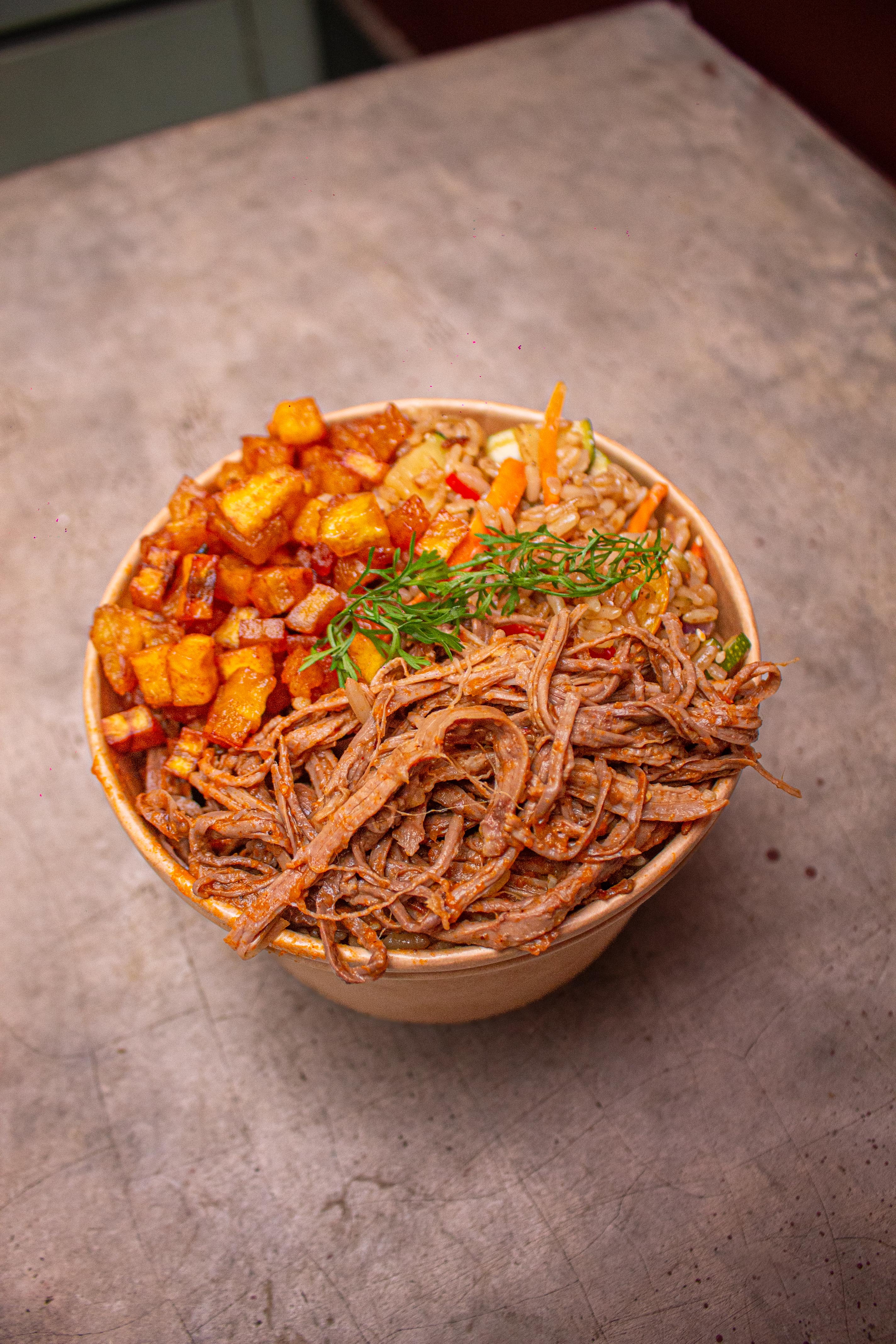 Almuerzo Radical: bowl de birria con maduritos y arroz oriental, en el centro de Ibagué