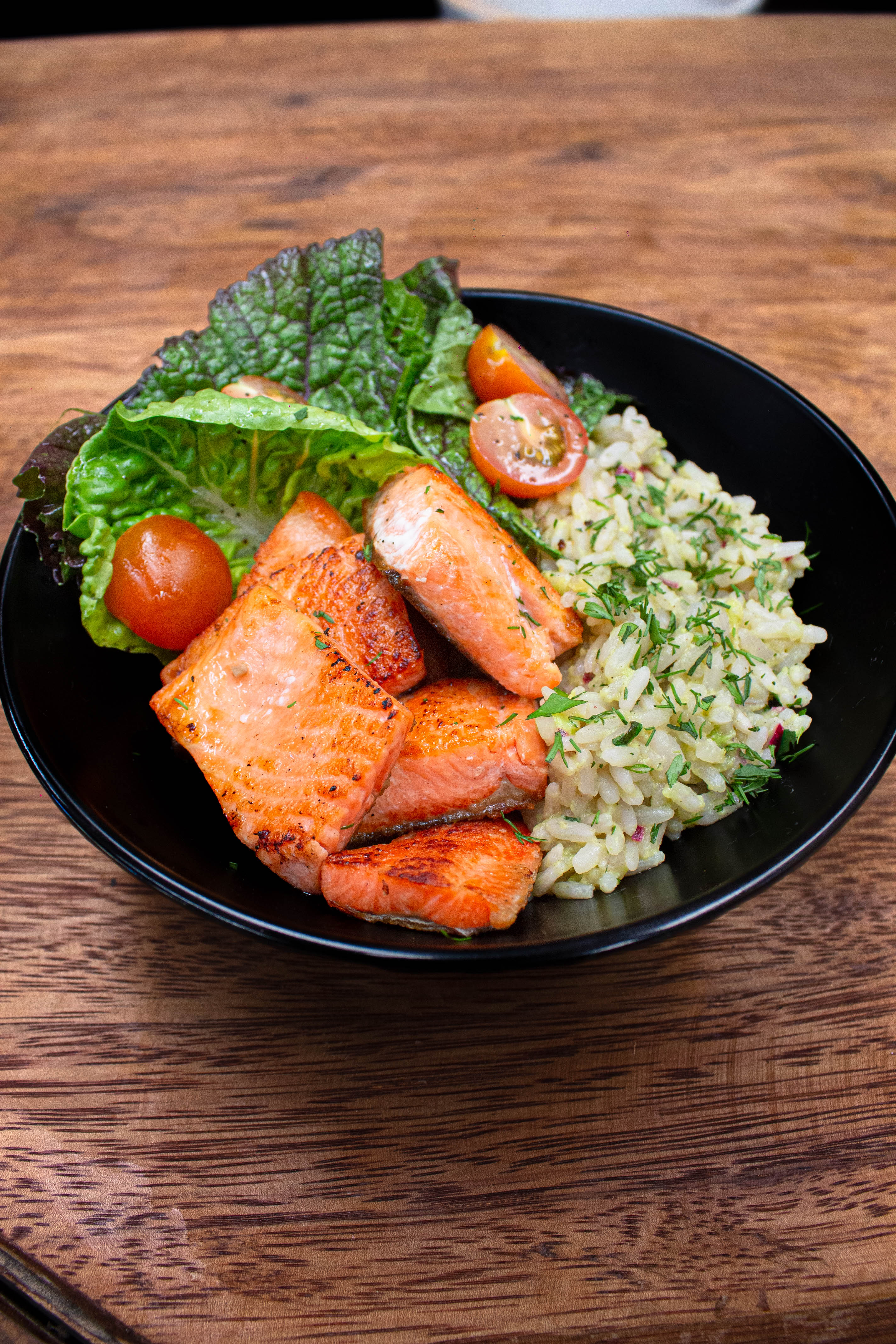 Bowl Trucha, Arroz Aguacatado y Ensalada