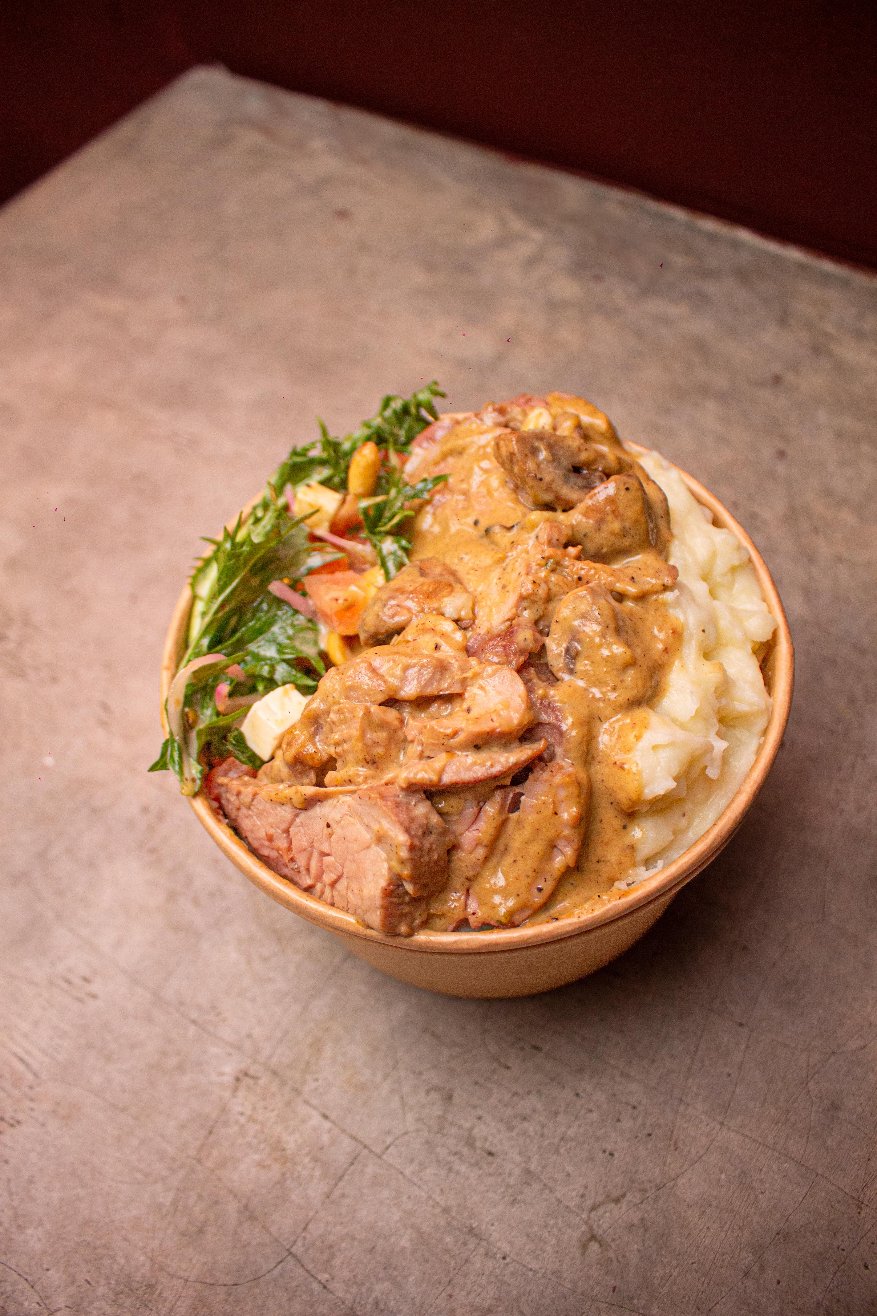 Bowl Ternera Cremosa, Puré de Papa y Ensalada