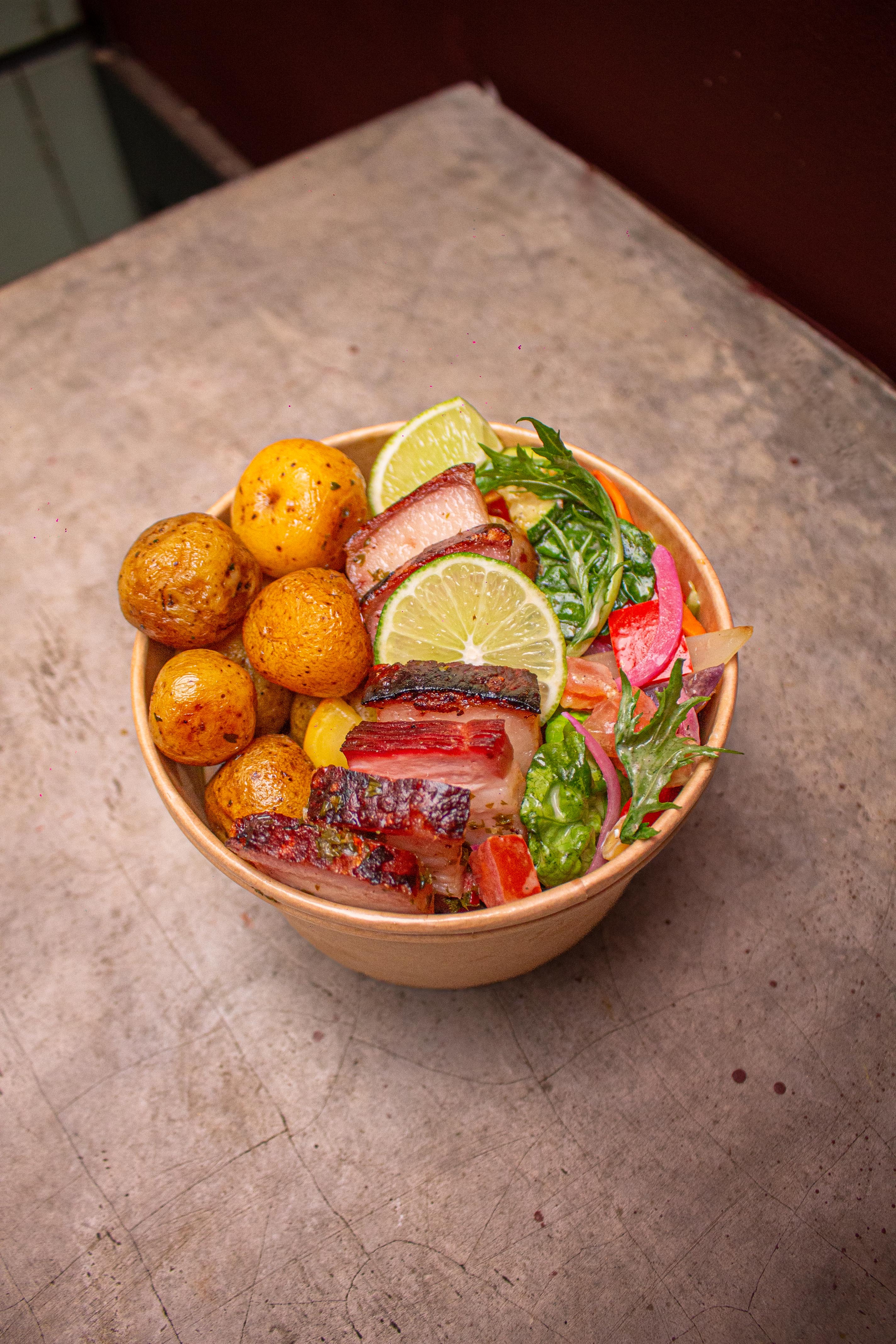 Bowl Panceta, Ensalada y Papa Criolla