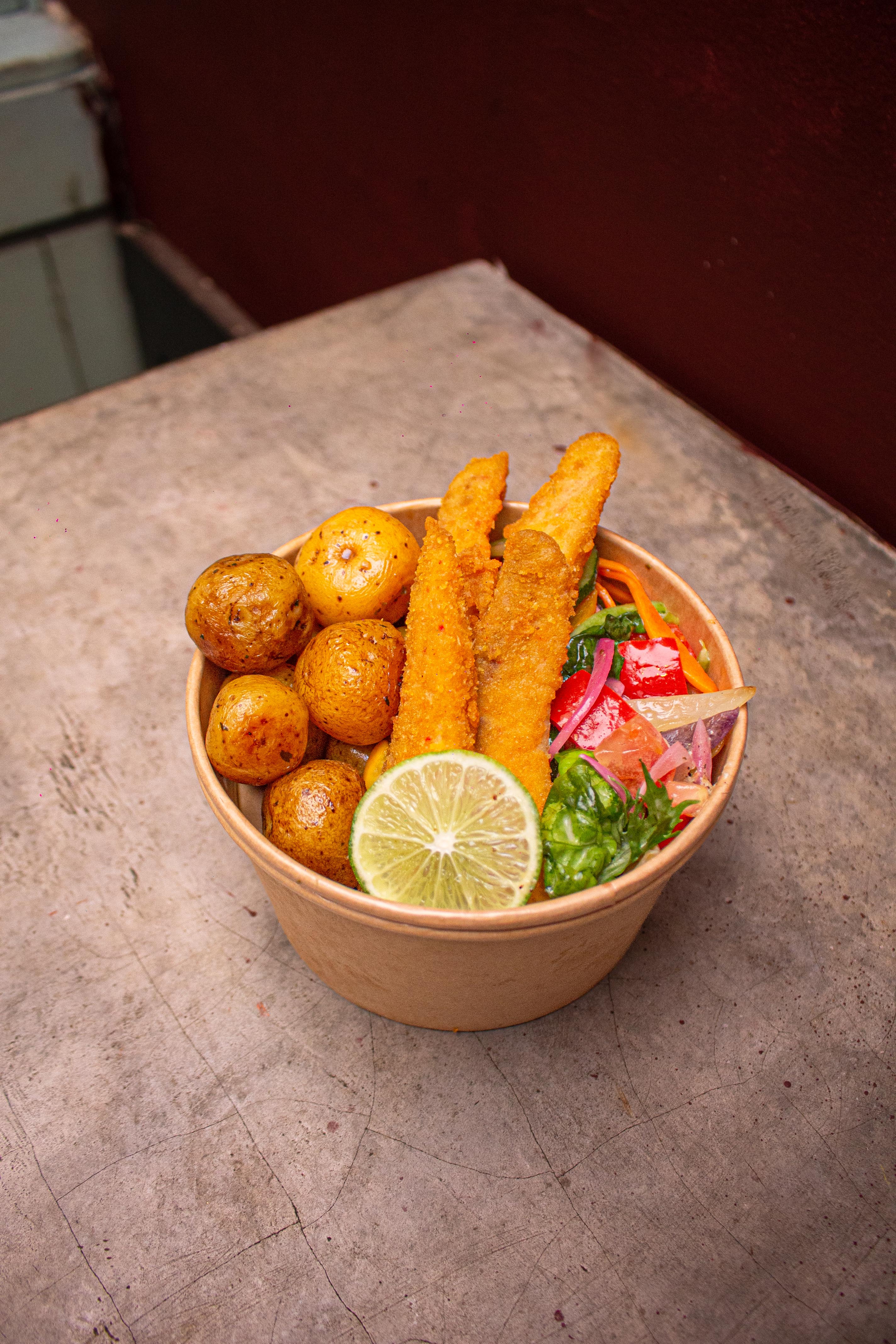 Bowl Pescado Apanado, Ensalada y Papa Criolla